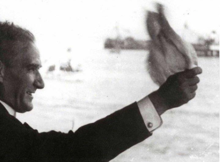 Atatürk Halkını Selamlarken.